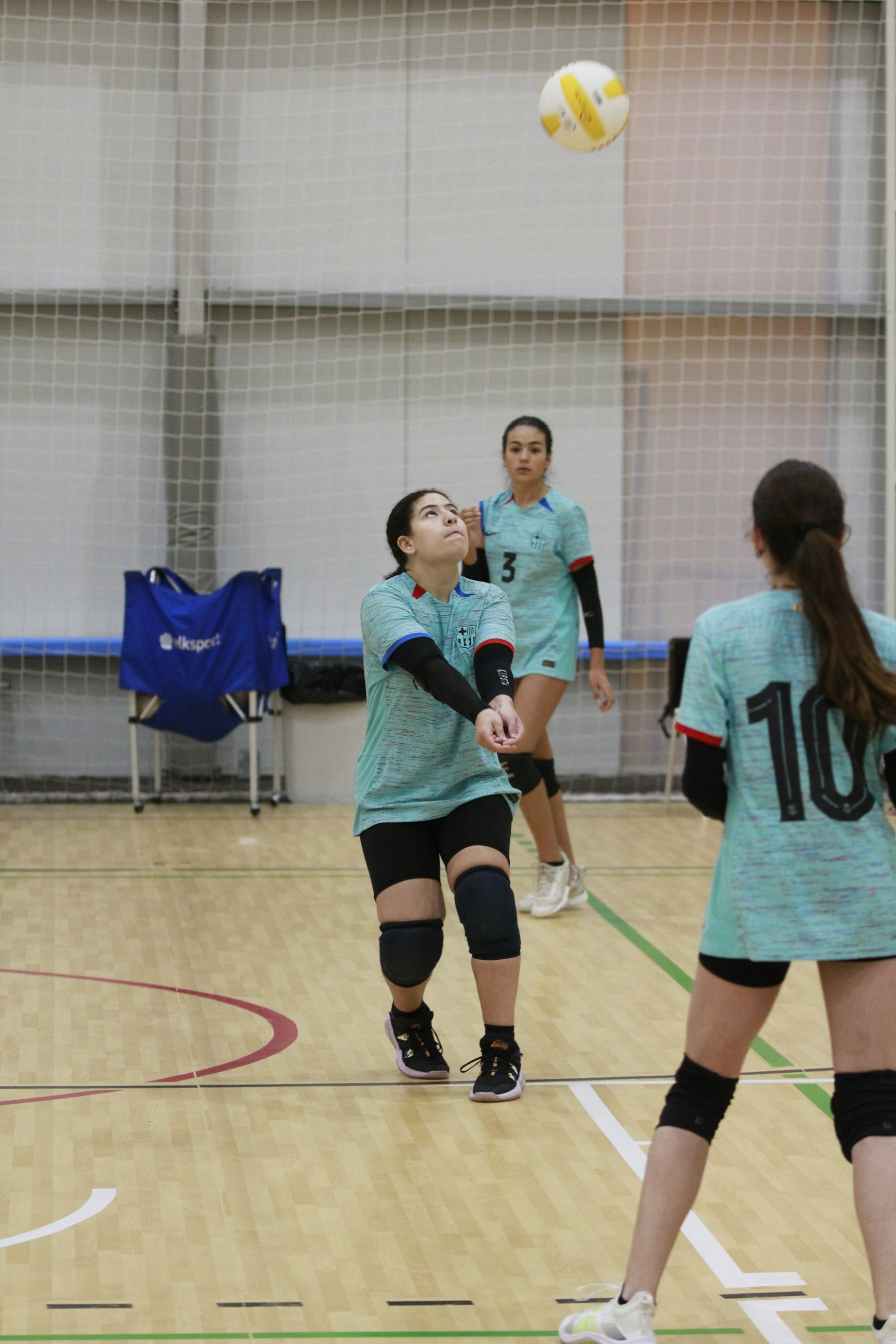 Fotografia illustrativa di una partita di pallavolo femminile
